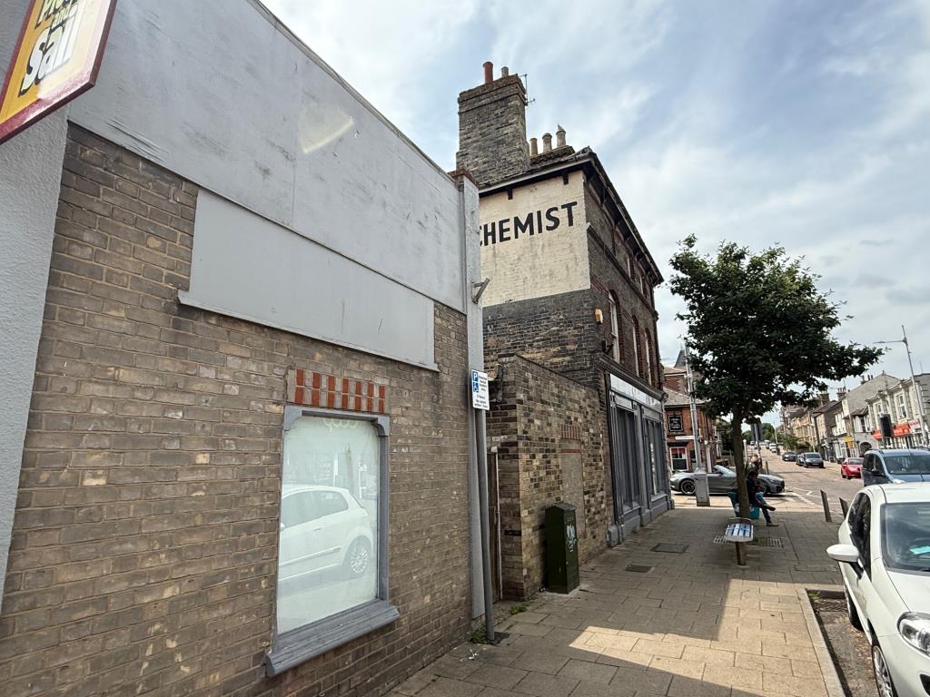 Lot: 96 - COMMERCIAL INVESTMENT WITH VACANT SPLIT LEVEL FLAT ABOVE - Alternative street view of the building
